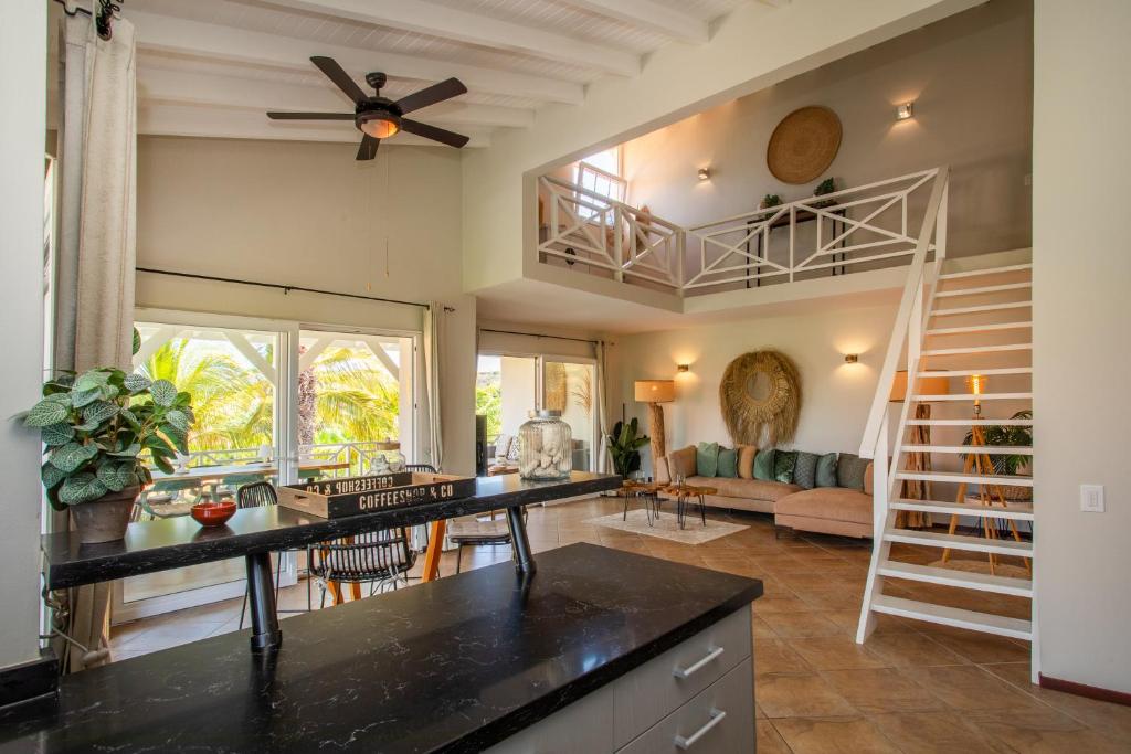 Woonkamer en keuken — Penthouse Tropicana